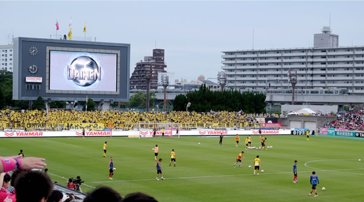 大型ビジョンに映し出されたセレッソ大阪仕様のダイヘン会社紹介映像