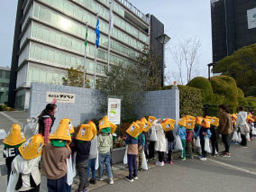 近隣幼稚園・小学校等への本社ビル紹介の様子